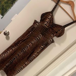 Gently used 1 time midi stop staring tiger print dress xl. Open sides in waist